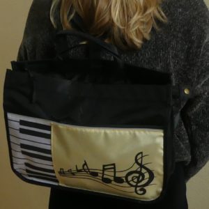 Tas-rugtas kunsttof zwart, wit en beige met pianomotief en notenbalk gadgets voor gitaar en muziek cadeau