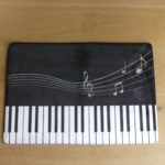 Deurmat zwart-wit met piano motief en antislip voor binnen gadgets voor gitaar en muziek
