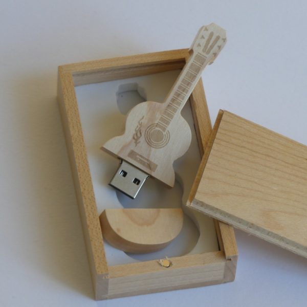 USB stick 32 Gb in houten mooi houten doosje leuk cadeau