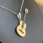 Hangertje goudkleurige akoestische gitaar met ketting